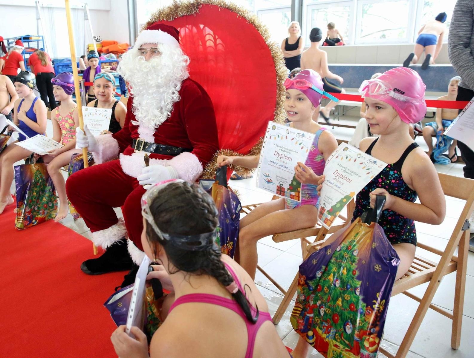 Zdjęcie w galerii na portalu naszraciborz.pl: W ZSOMS mają już Christmas Time. Zaczęli od mikołajkowych zawodów wiadomości z regionu