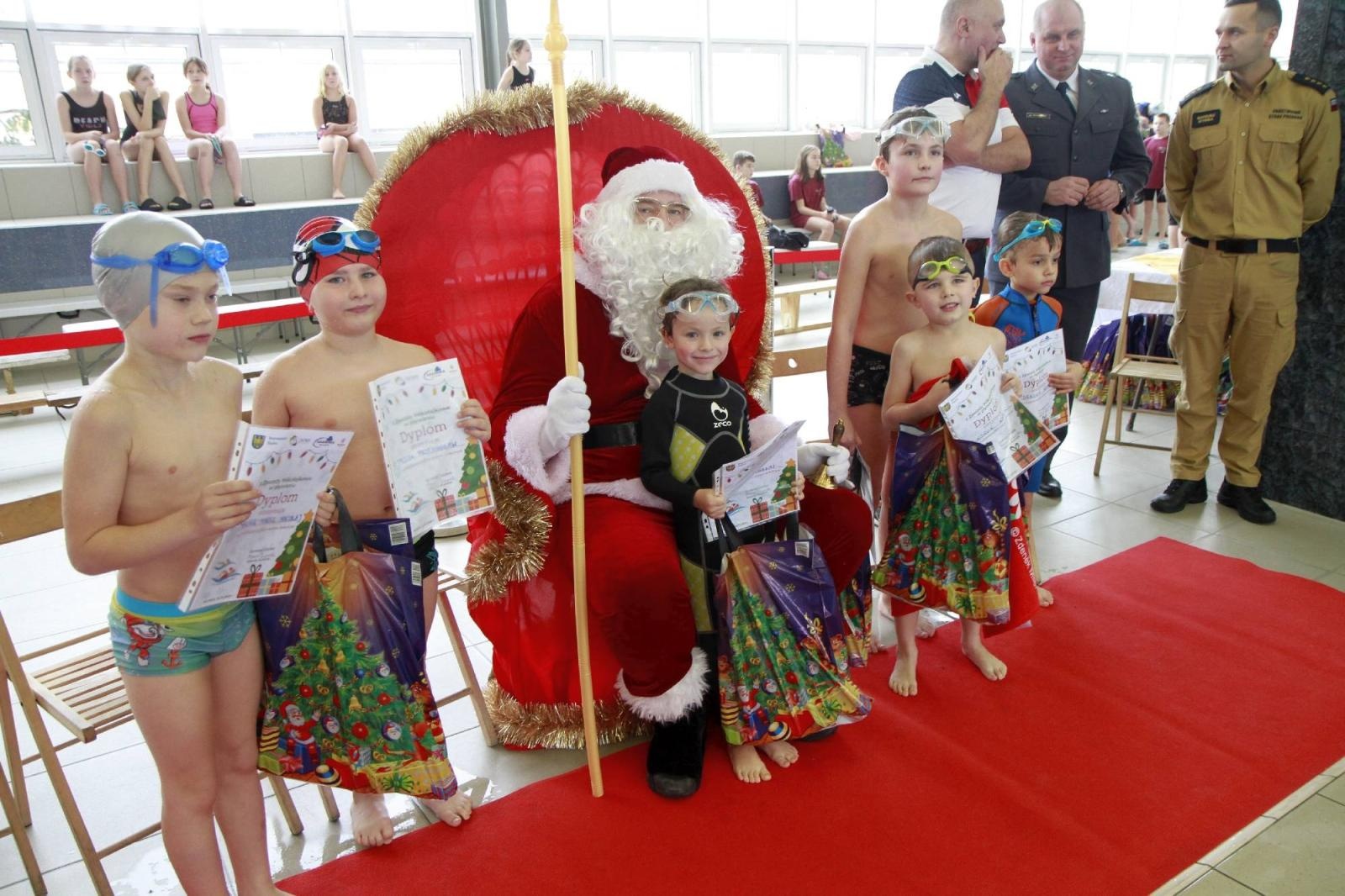 Zdjęcie w galerii na portalu naszraciborz.pl: W ZSOMS mają już Christmas Time. Zaczęli od mikołajkowych zawodów wiadomości z regionu