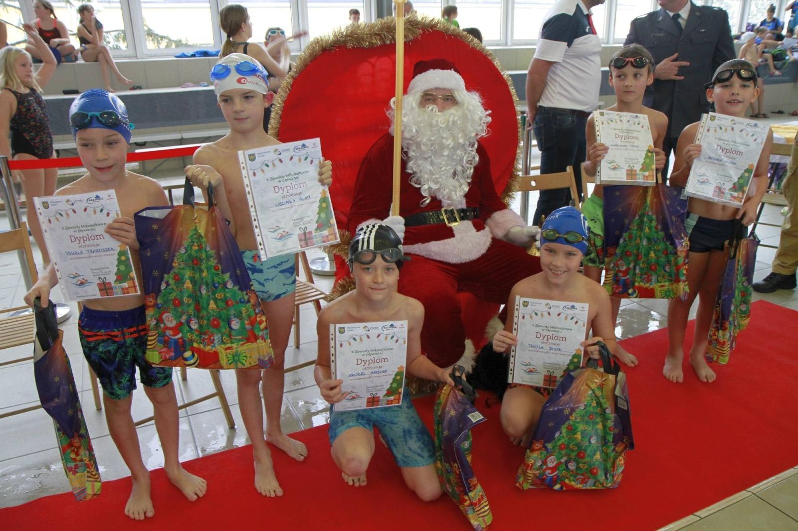 Zdjęcie w galerii na portalu naszraciborz.pl: W ZSOMS mają już Christmas Time. Zaczęli od mikołajkowych zawodów wiadomości z regionu