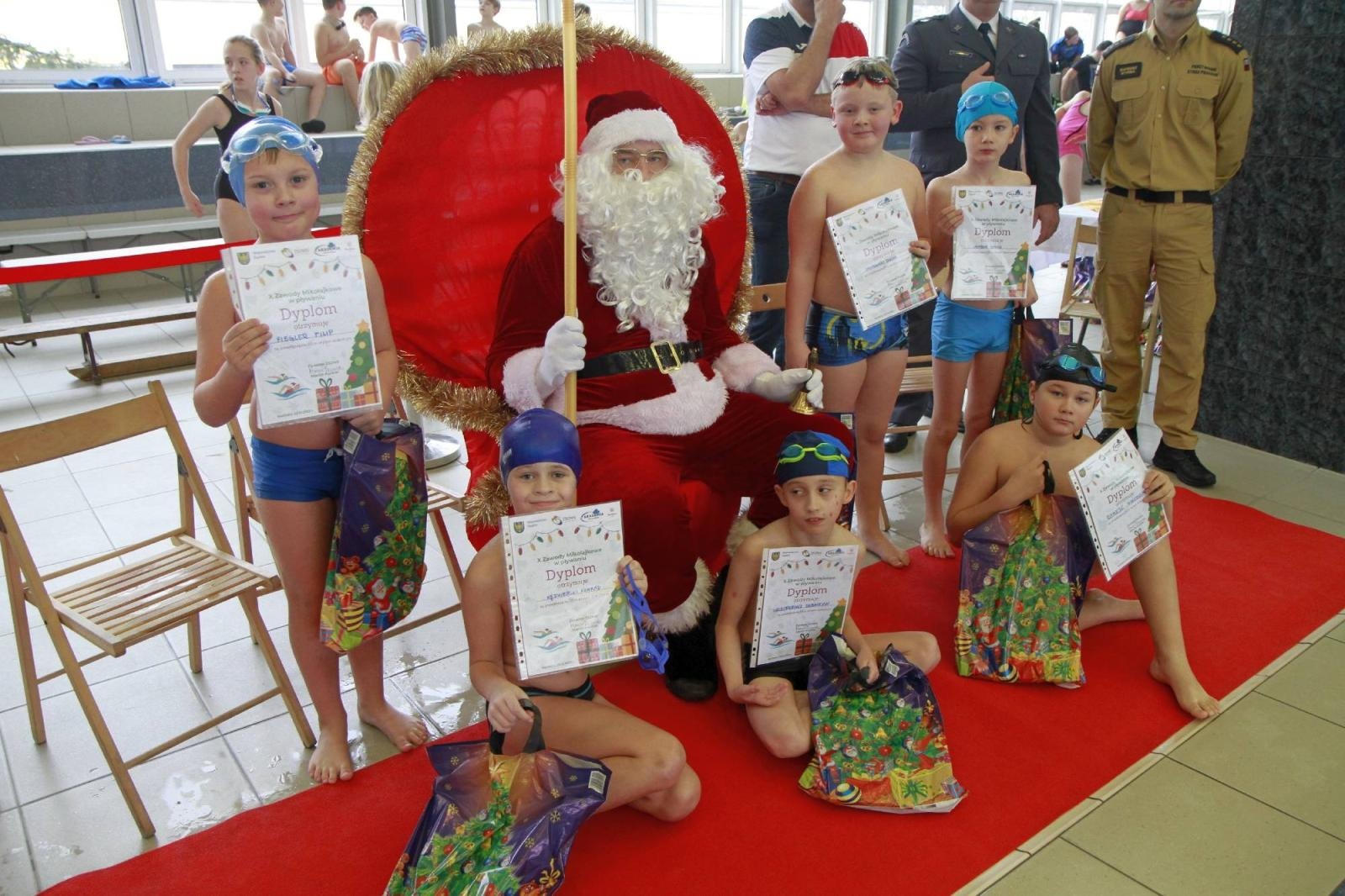 Zdjęcie w galerii na portalu naszraciborz.pl: W ZSOMS mają już Christmas Time. Zaczęli od mikołajkowych zawodów wiadomości z regionu