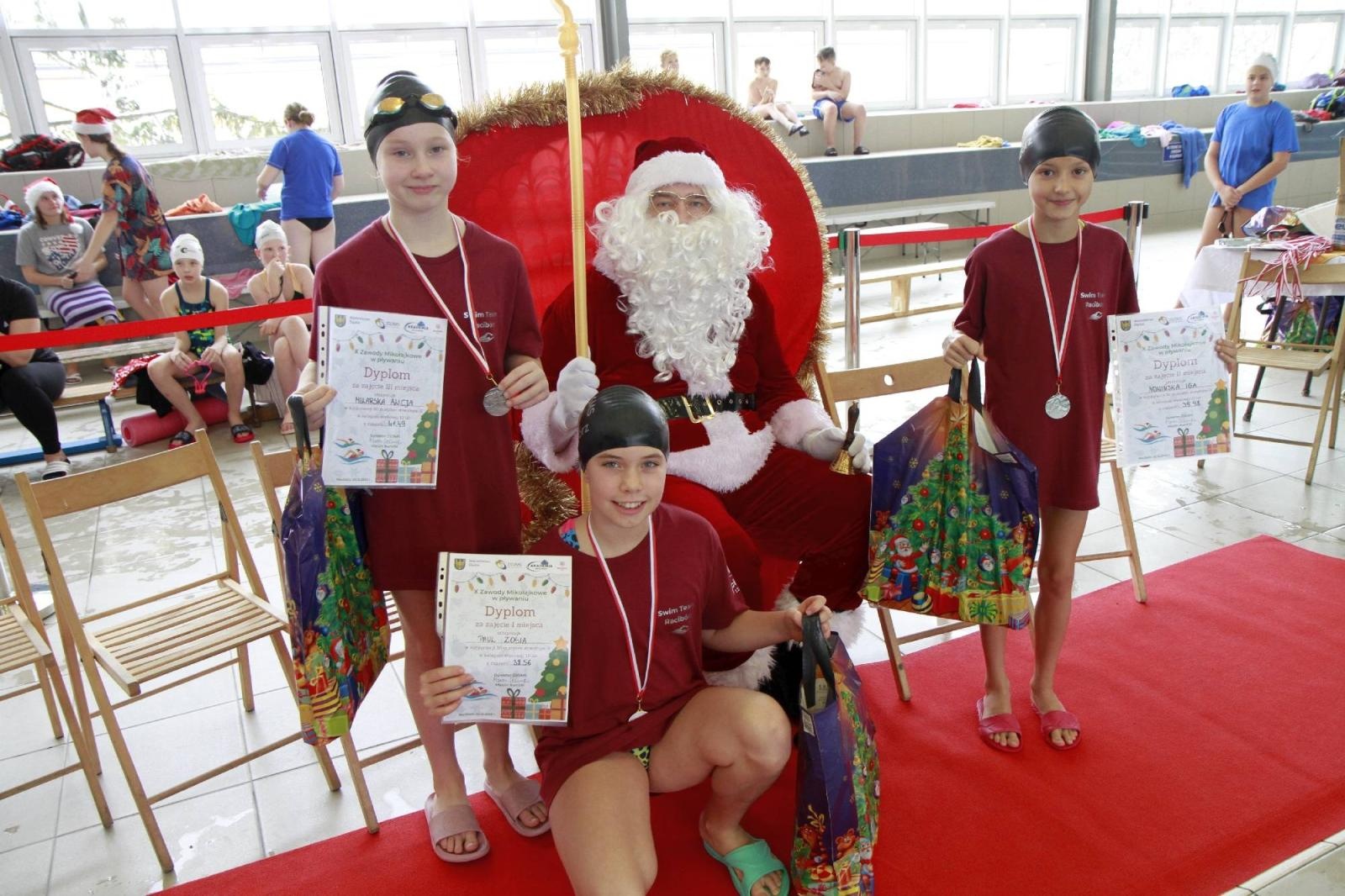 Zdjęcie w galerii na portalu naszraciborz.pl: W ZSOMS mają już Christmas Time. Zaczęli od mikołajkowych zawodów wiadomości z regionu