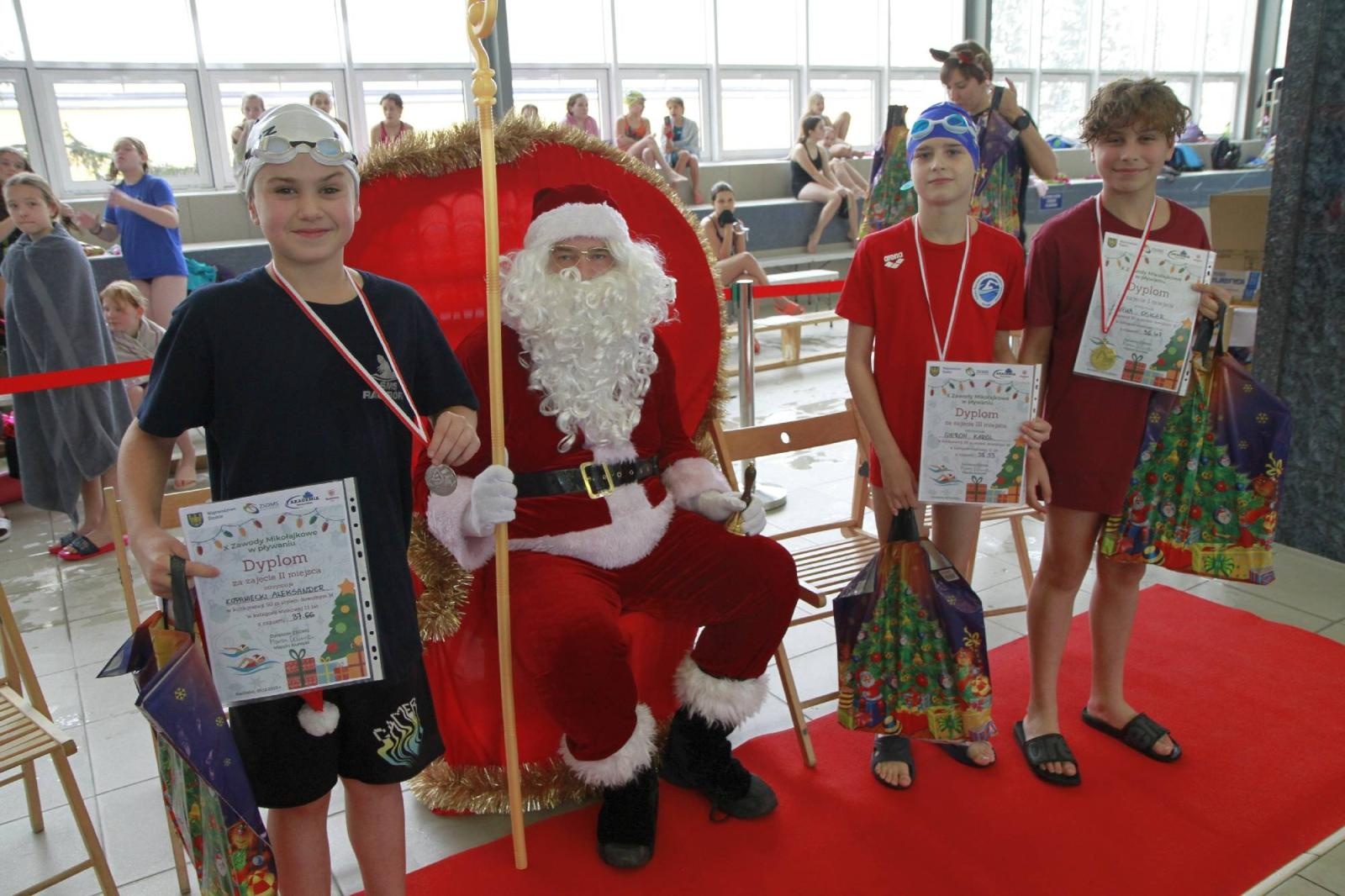 Zdjęcie w galerii na portalu naszraciborz.pl: W ZSOMS mają już Christmas Time. Zaczęli od mikołajkowych zawodów wiadomości z regionu