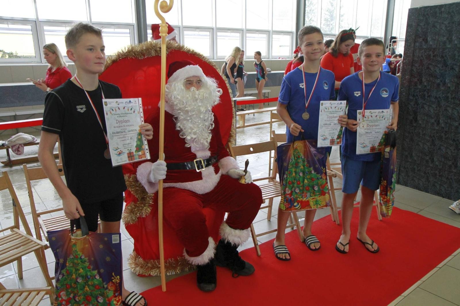 Zdjęcie w galerii na portalu naszraciborz.pl: W ZSOMS mają już Christmas Time. Zaczęli od mikołajkowych zawodów wiadomości z regionu