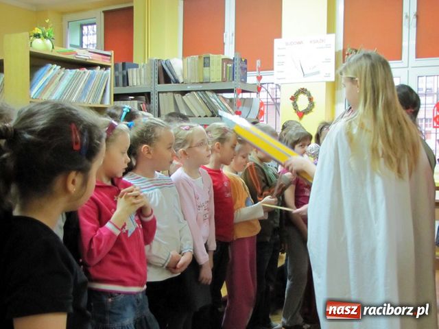 Zdjęcie w galerii na portalu naszraciborz.pl: Nowi czytelnicy w SP 13 wiadomości z regionu