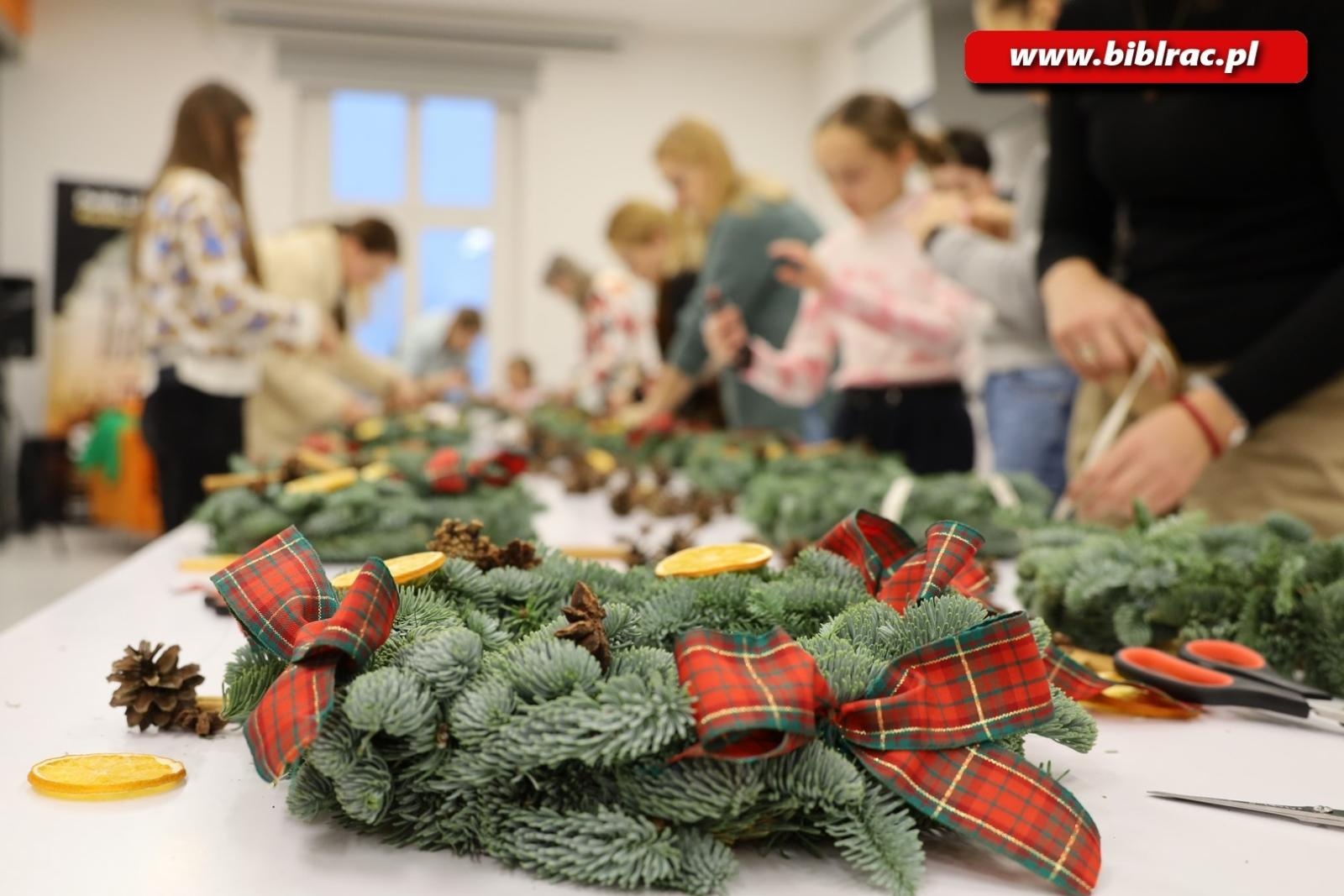 Zdjęcie w galerii na portalu naszraciborz.pl: Warsztaty tworzenia wianków adwentowych w bibliotece wiadomości z regionu