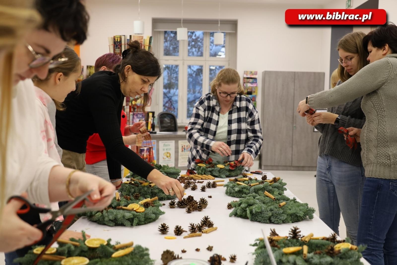 Zdjęcie w galerii na portalu naszraciborz.pl: Warsztaty tworzenia wianków adwentowych w bibliotece wiadomości z regionu