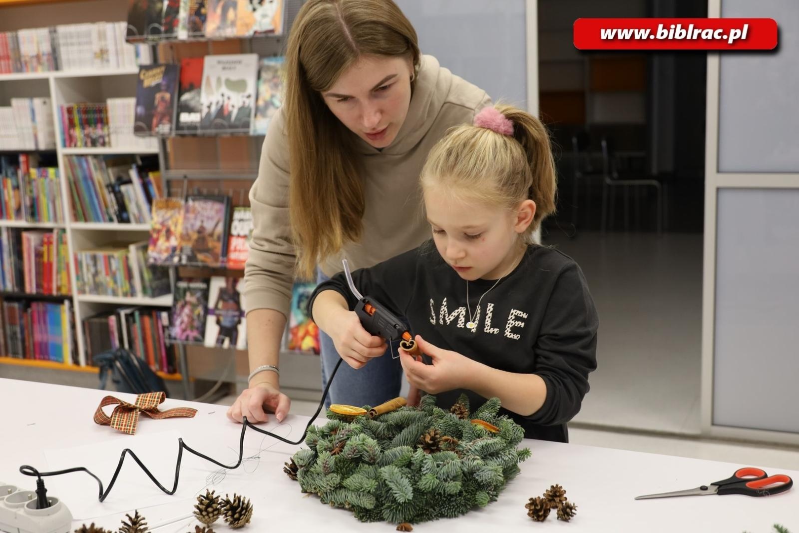Zdjęcie w galerii na portalu naszraciborz.pl: Warsztaty tworzenia wianków adwentowych w bibliotece wiadomości z regionu