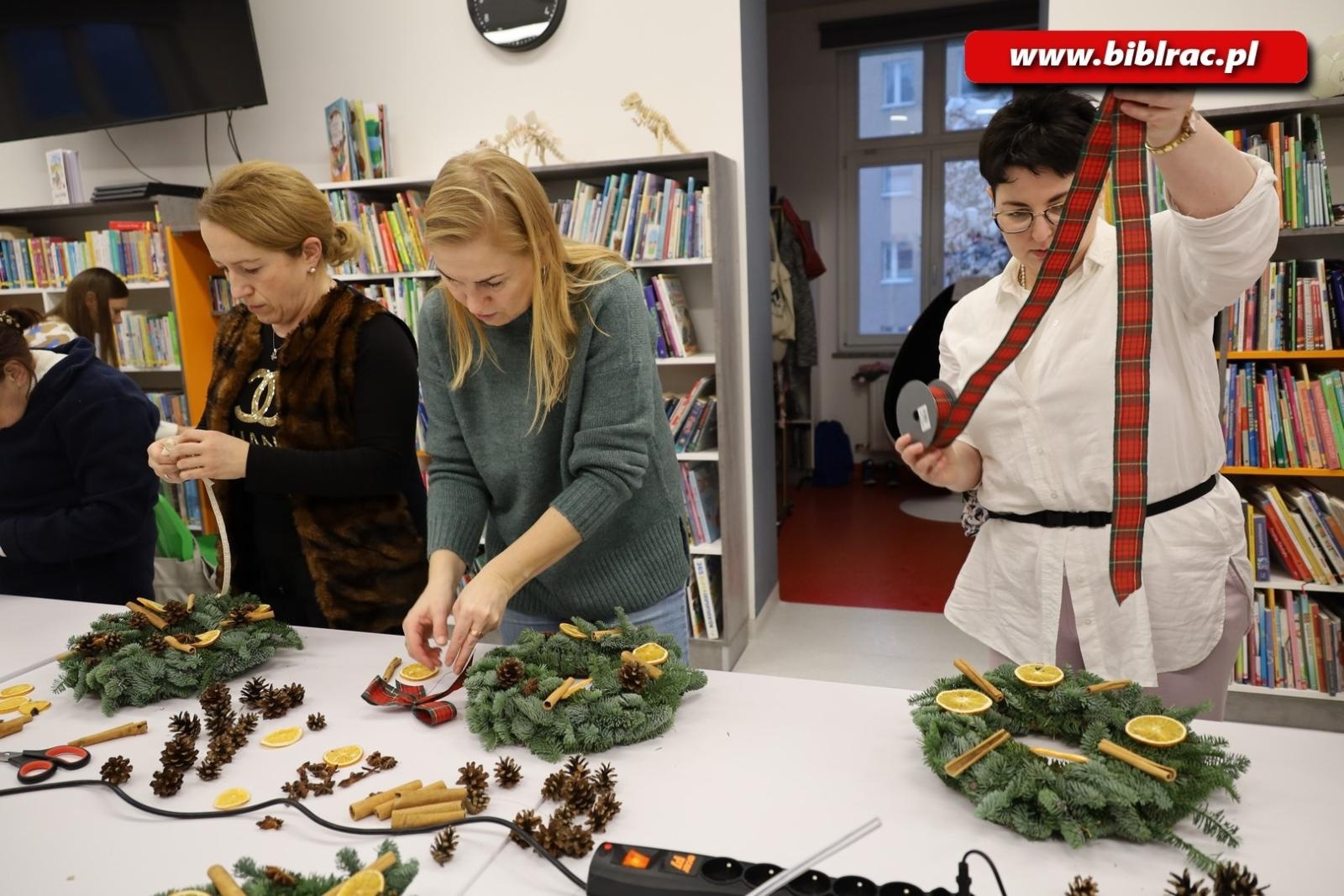 Zdjęcie w galerii na portalu naszraciborz.pl: Warsztaty tworzenia wianków adwentowych w bibliotece wiadomości z regionu