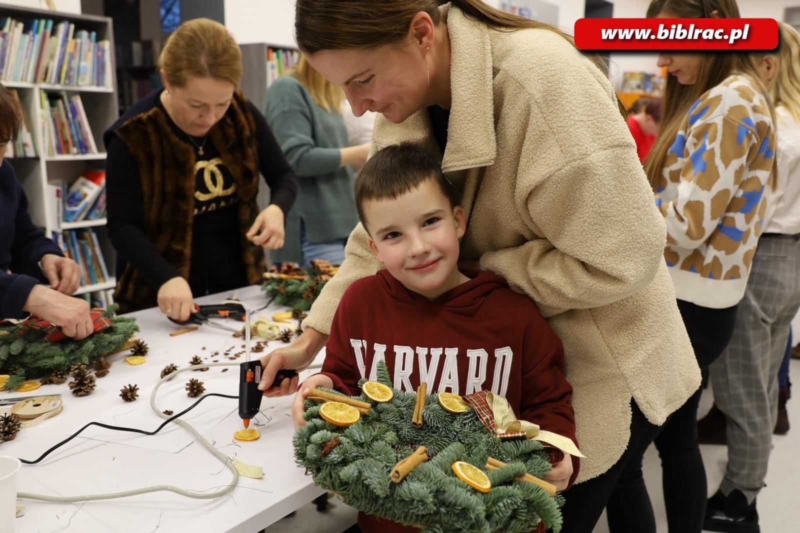 Zdjęcie w galerii na portalu naszraciborz.pl: Warsztaty tworzenia wianków adwentowych w bibliotece wiadomości z regionu