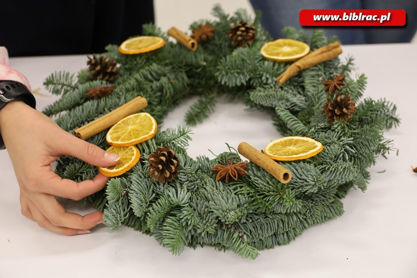 Zdjęcie w galerii na portalu naszraciborz.pl: Warsztaty tworzenia wianków adwentowych w bibliotece wiadomości z regionu