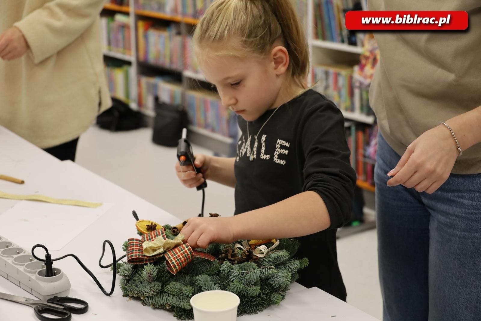 Zdjęcie w galerii na portalu naszraciborz.pl: Warsztaty tworzenia wianków adwentowych w bibliotece wiadomości z regionu