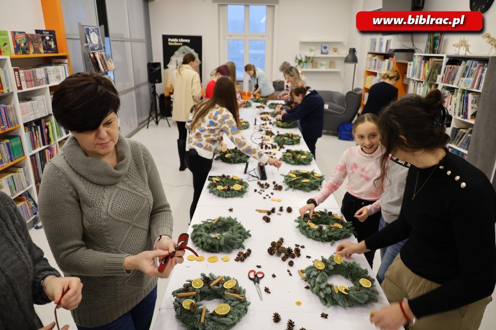 Zdjęcie w galerii na portalu naszraciborz.pl: Warsztaty tworzenia wianków adwentowych w bibliotece wiadomości z regionu