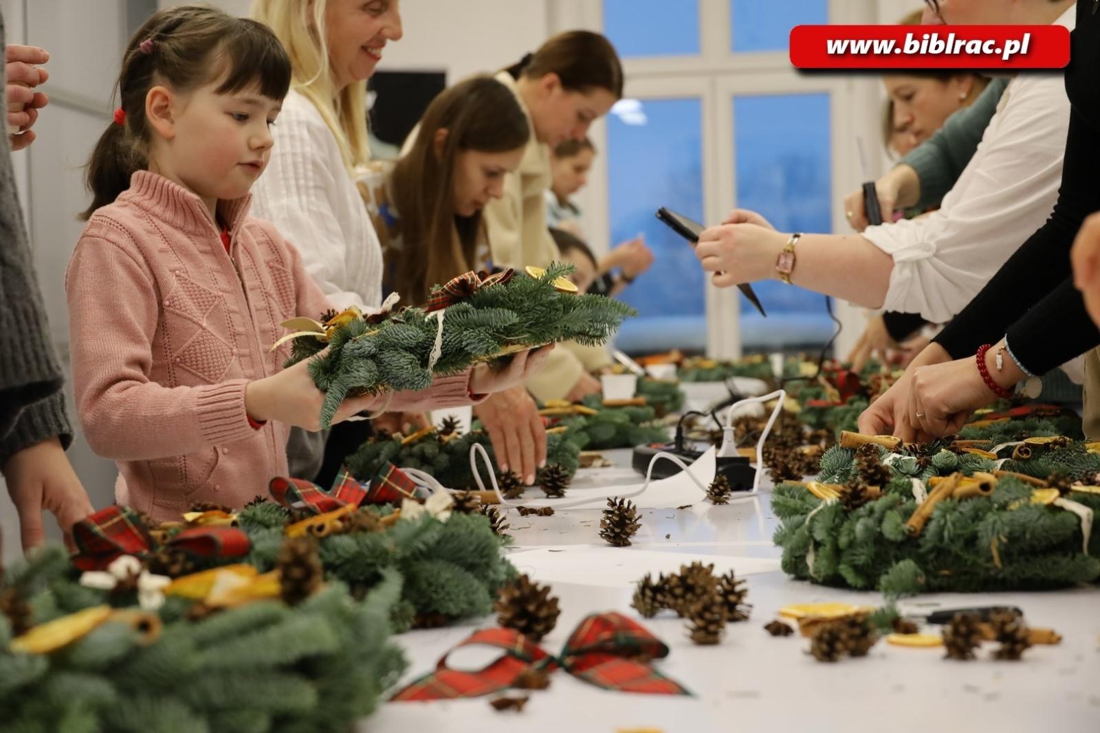 Zdjęcie w galerii na portalu naszraciborz.pl: Warsztaty tworzenia wianków adwentowych w bibliotece wiadomości z regionu