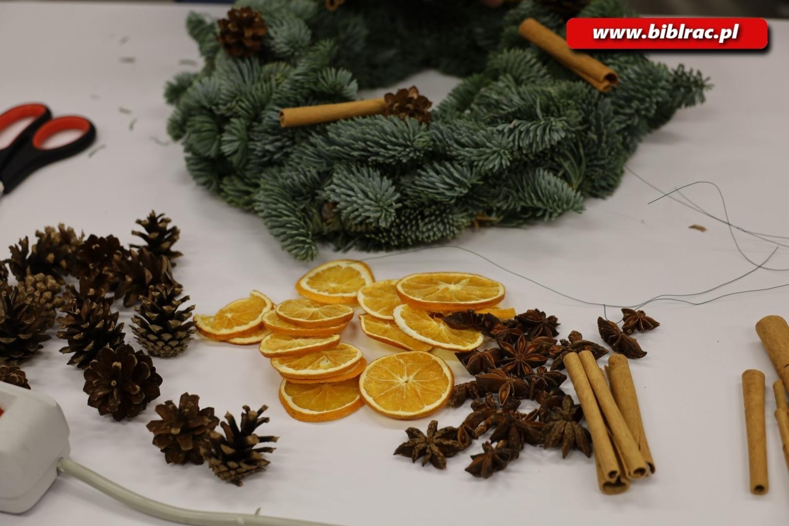 Zdjęcie w galerii na portalu naszraciborz.pl: Warsztaty tworzenia wianków adwentowych w bibliotece wiadomości z regionu