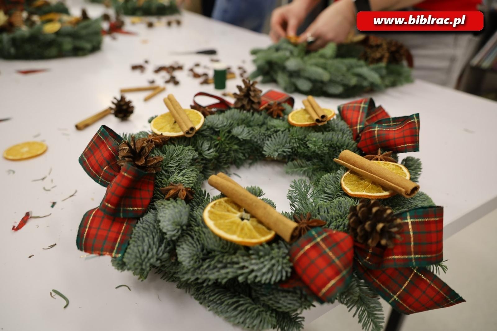 Zdjęcie w galerii na portalu naszraciborz.pl: Warsztaty tworzenia wianków adwentowych w bibliotece wiadomości z regionu