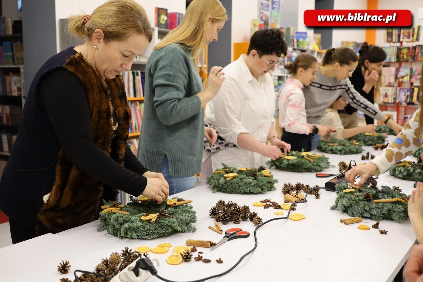 Zdjęcie w galerii na portalu naszraciborz.pl: Warsztaty tworzenia wianków adwentowych w bibliotece wiadomości z regionu