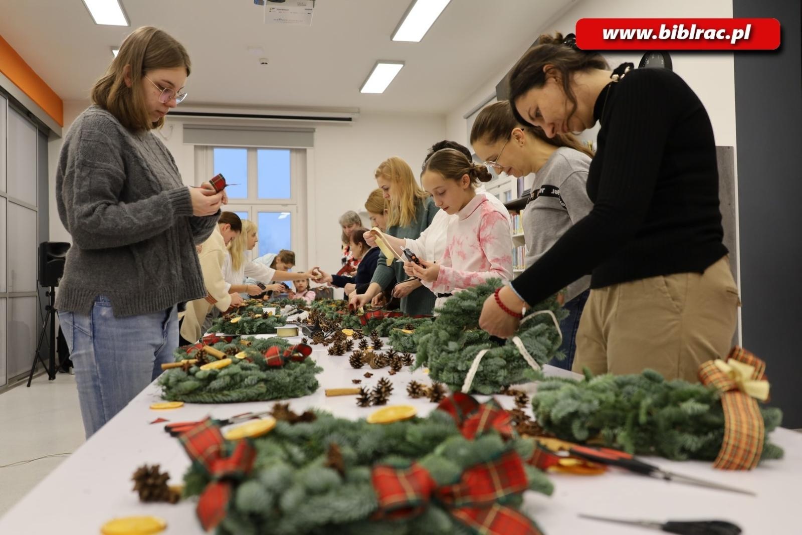 Zdjęcie w galerii na portalu naszraciborz.pl: Warsztaty tworzenia wianków adwentowych w bibliotece wiadomości z regionu