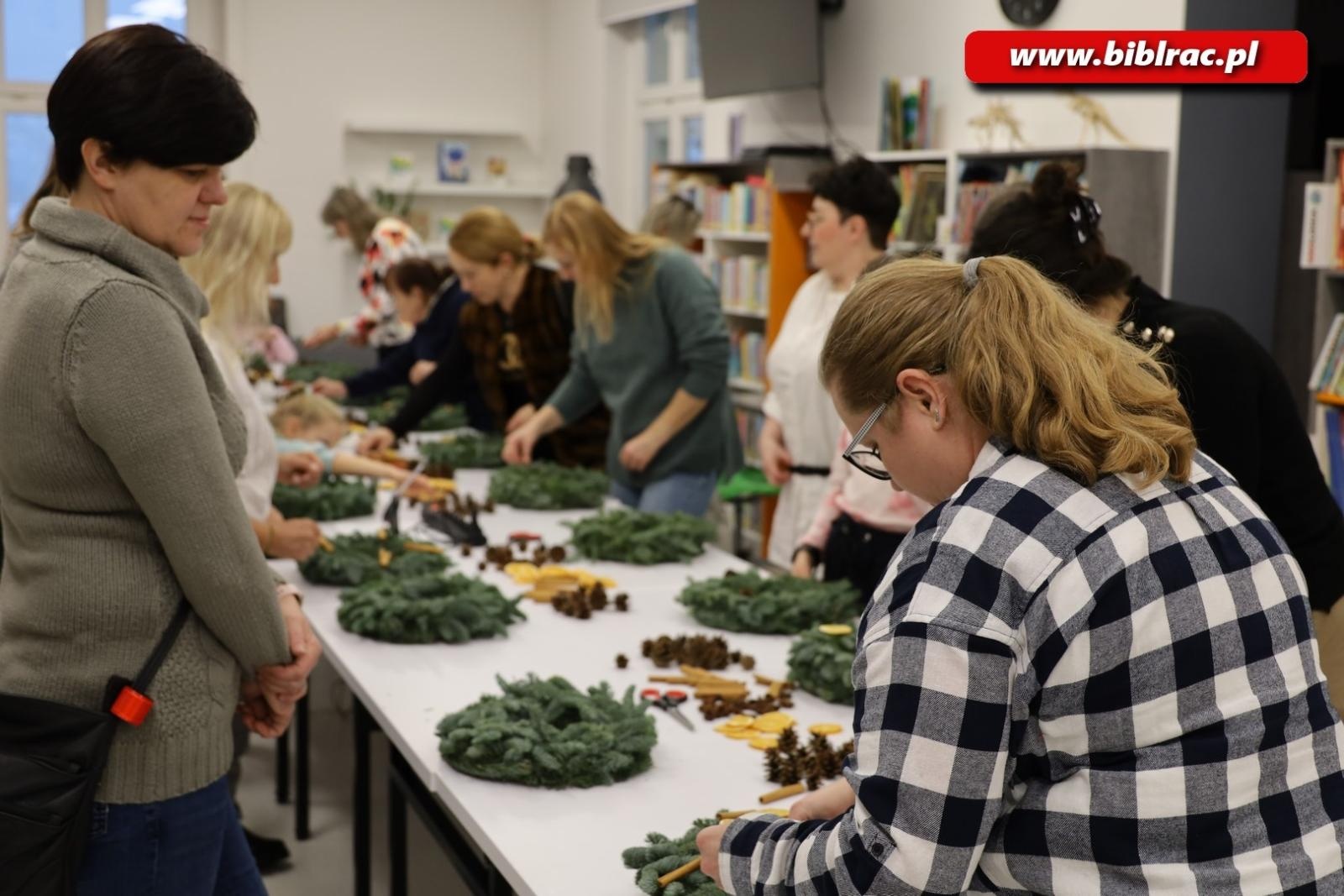 Zdjęcie w galerii na portalu naszraciborz.pl: Warsztaty tworzenia wianków adwentowych w bibliotece wiadomości z regionu