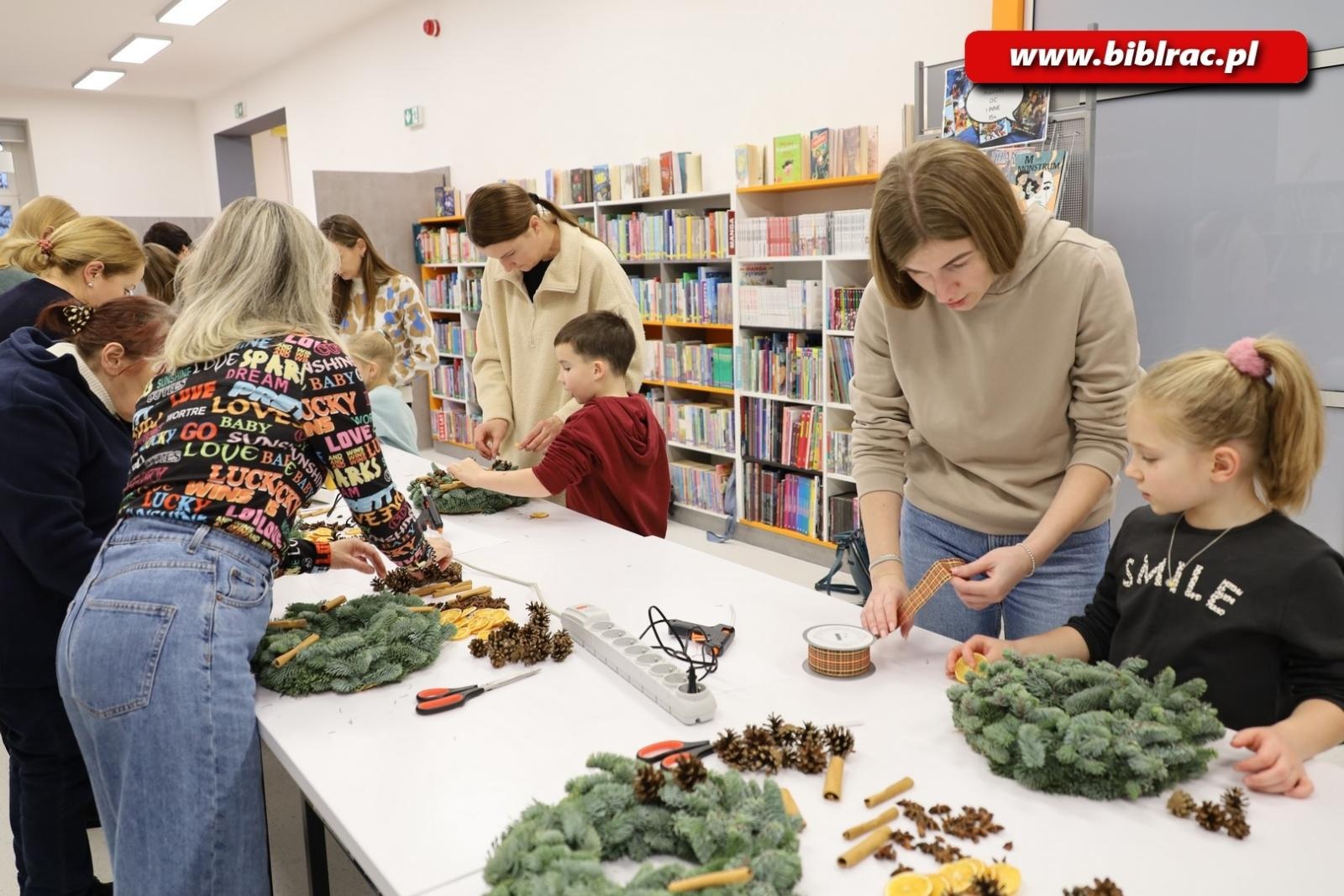 Zdjęcie w galerii na portalu naszraciborz.pl: Warsztaty tworzenia wianków adwentowych w bibliotece wiadomości z regionu