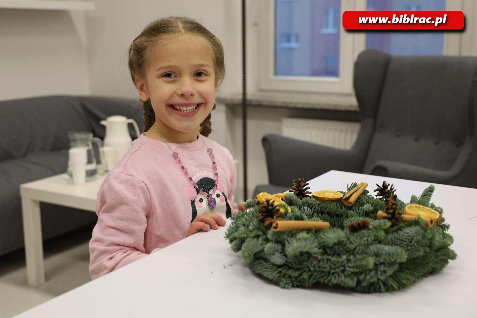 Zdjęcie w galerii na portalu naszraciborz.pl: Warsztaty tworzenia wianków adwentowych w bibliotece wiadomości z regionu