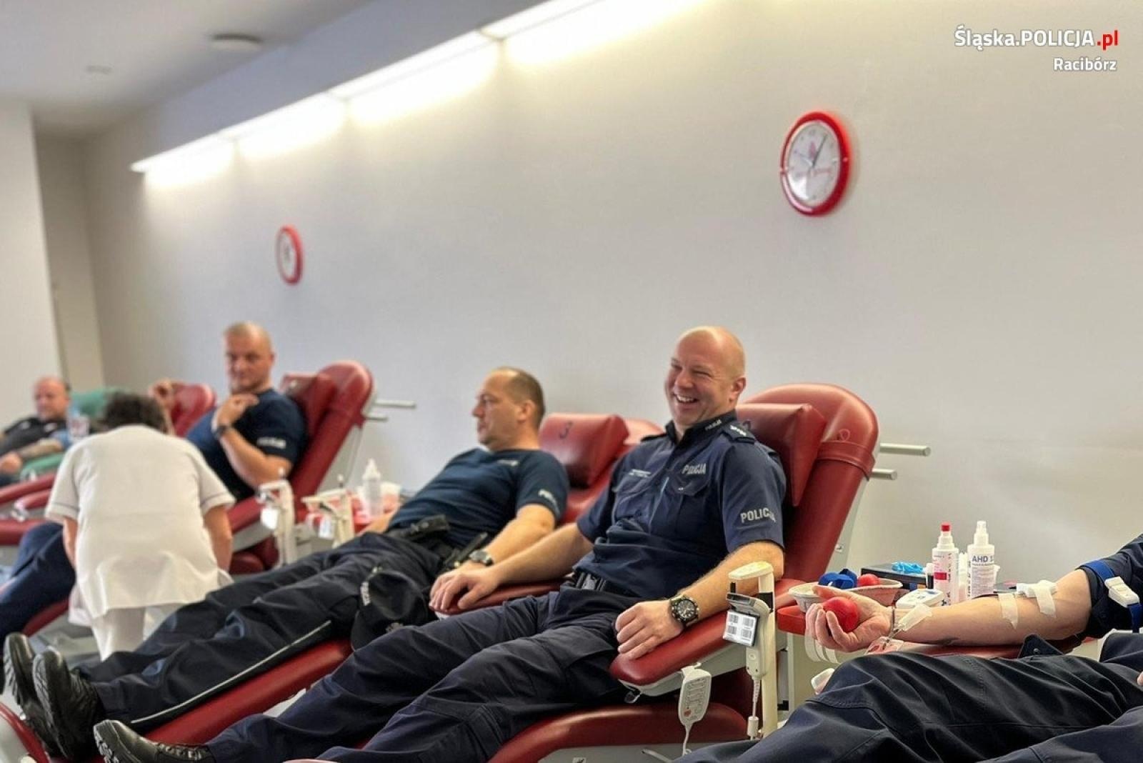 Zdjęcie w galerii na portalu naszraciborz.pl: W raciborskiej komendzie powstał klub honorowych dawców krwi wiadomości z regionu