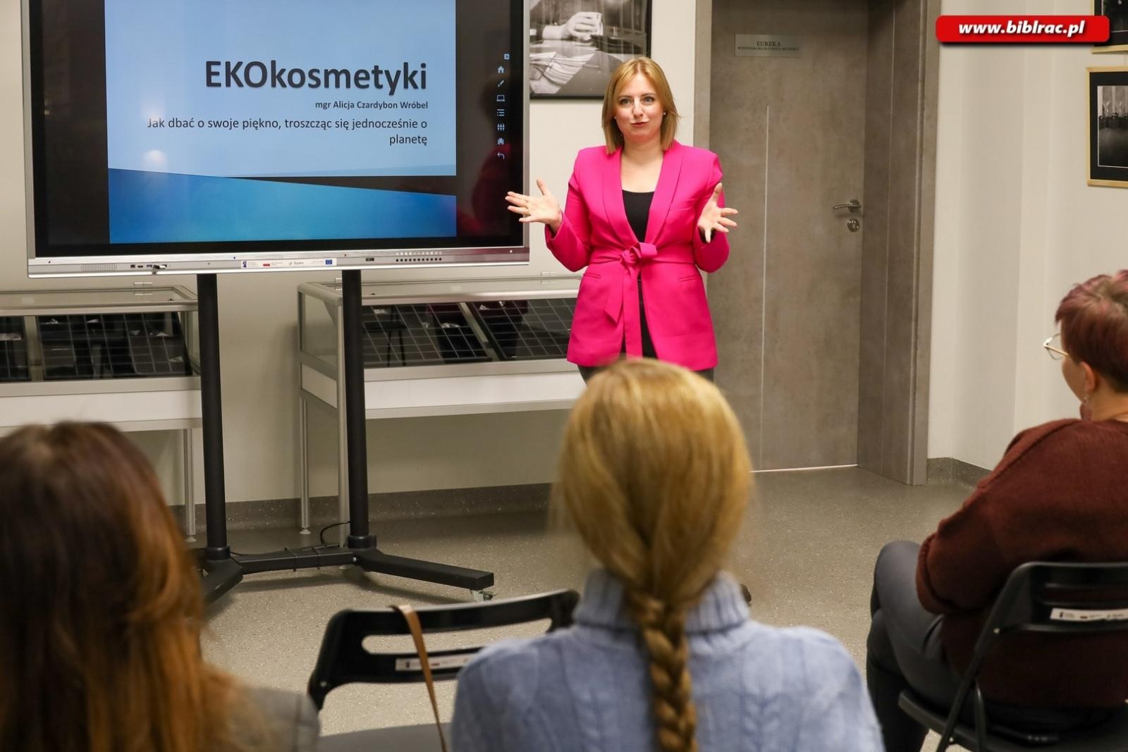 Zdjęcie w galerii na portalu naszraciborz.pl: Jak dbać o piękno, troszcząc się o planetę. O EKOkosmetykach w książnicy wiadomości z regionu