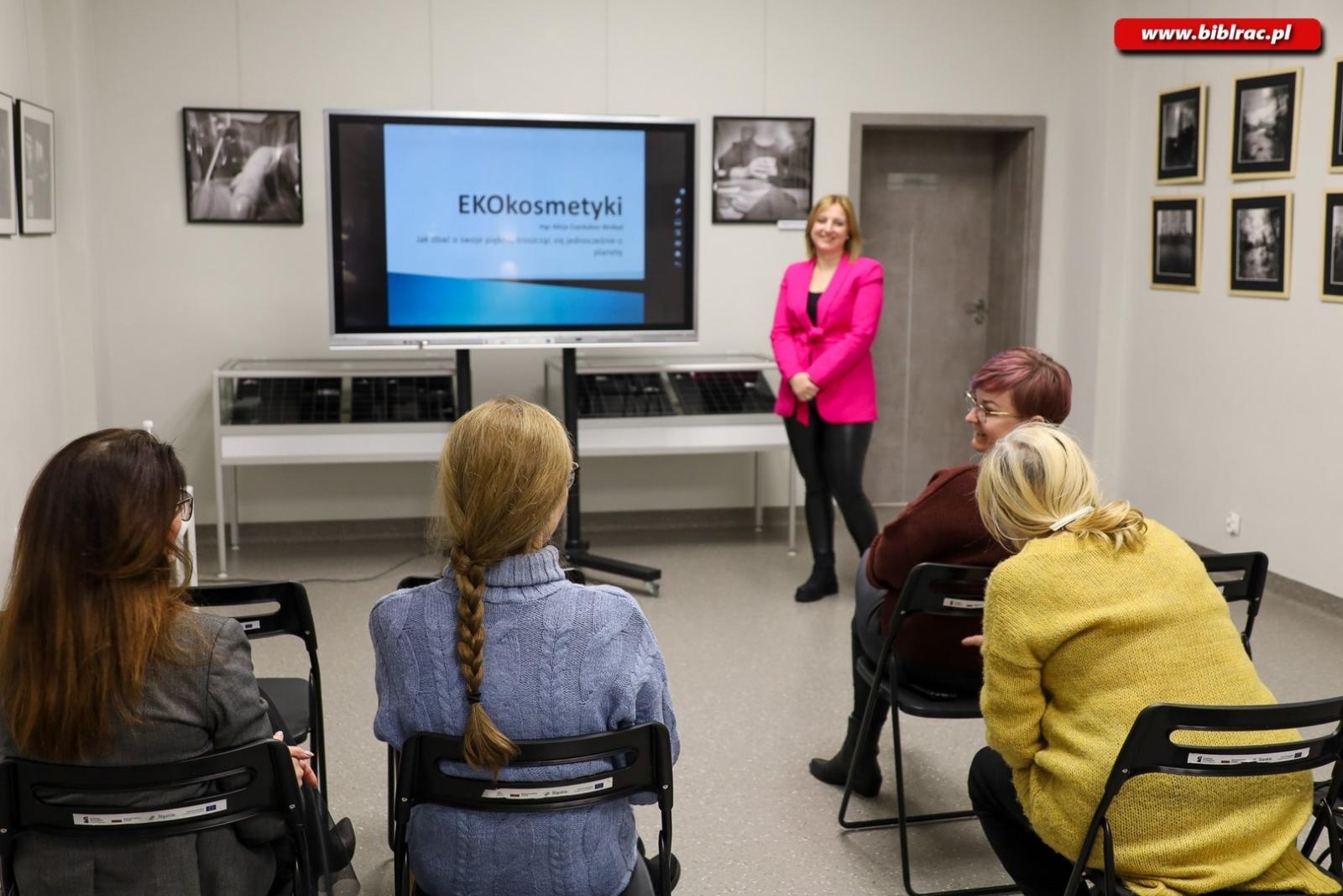 Zdjęcie w galerii na portalu naszraciborz.pl: Jak dbać o piękno, troszcząc się o planetę. O EKOkosmetykach w książnicy wiadomości z regionu