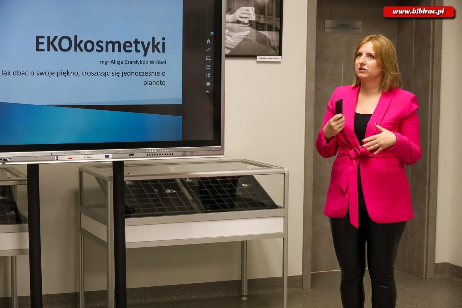 Zdjęcie w galerii na portalu naszraciborz.pl: Jak dbać o piękno, troszcząc się o planetę. O EKOkosmetykach w książnicy wiadomości z regionu