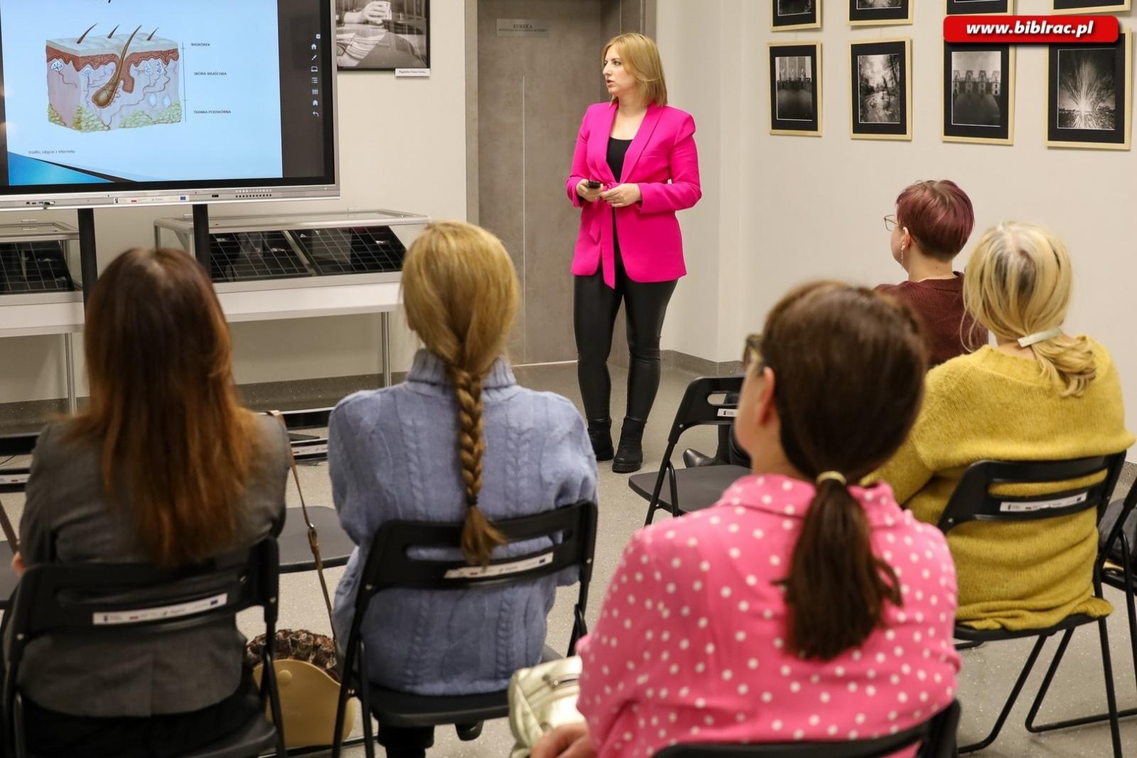 Zdjęcie w galerii na portalu naszraciborz.pl: Jak dbać o piękno, troszcząc się o planetę. O EKOkosmetykach w książnicy wiadomości z regionu