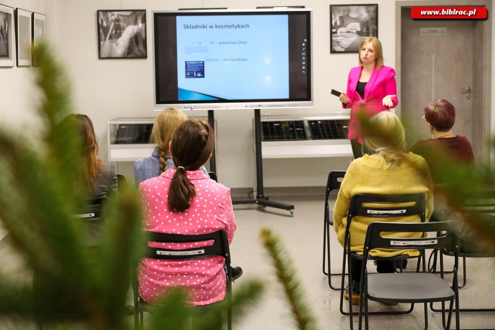 Zdjęcie w galerii na portalu naszraciborz.pl: Jak dbać o piękno, troszcząc się o planetę. O EKOkosmetykach w książnicy wiadomości z regionu
