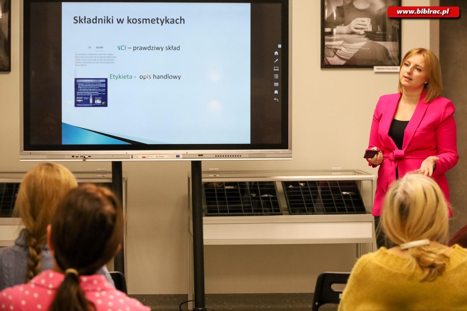 Zdjęcie w galerii na portalu naszraciborz.pl: Jak dbać o piękno, troszcząc się o planetę. O EKOkosmetykach w książnicy wiadomości z regionu