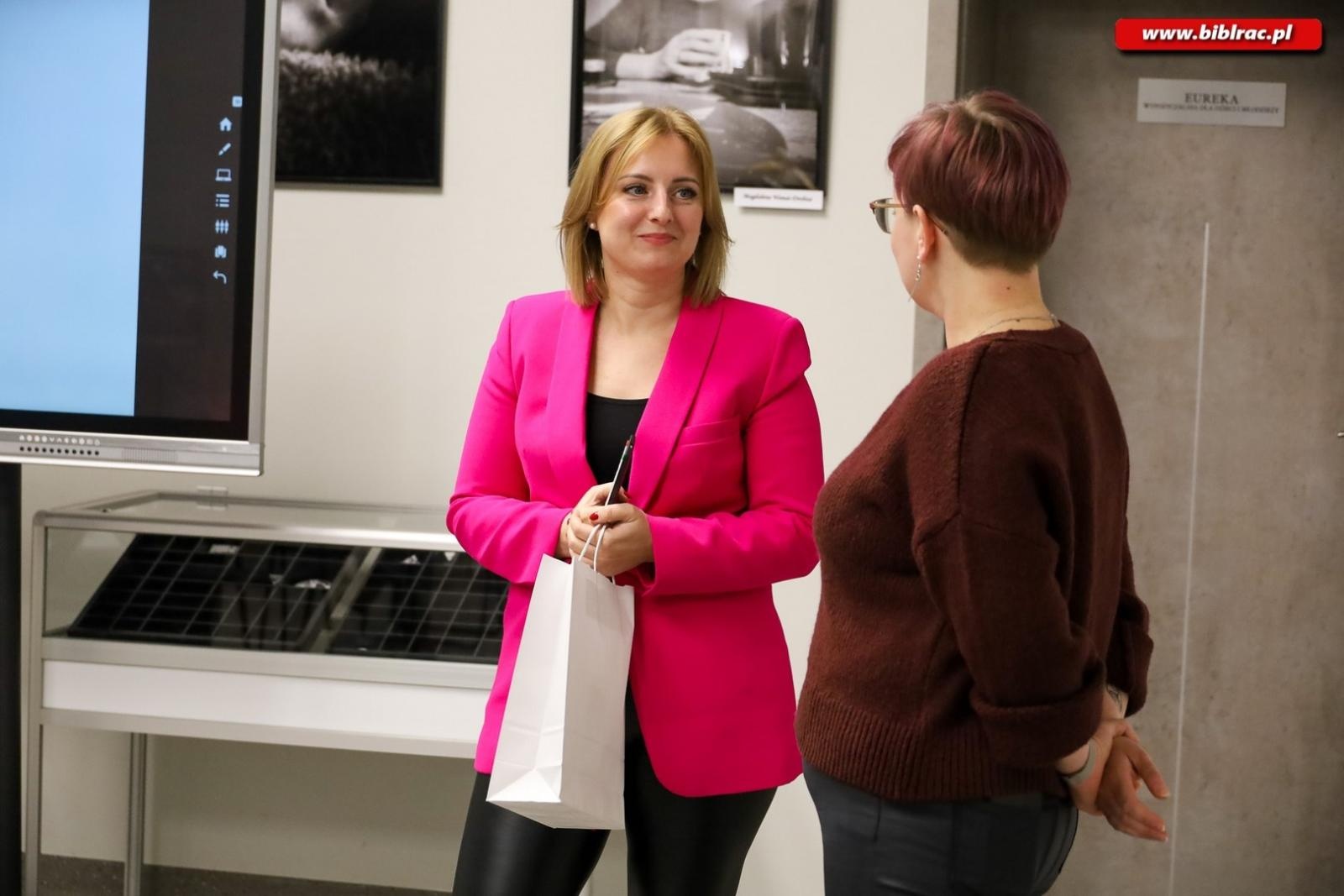 Zdjęcie w galerii na portalu naszraciborz.pl: Jak dbać o piękno, troszcząc się o planetę. O EKOkosmetykach w książnicy wiadomości z regionu