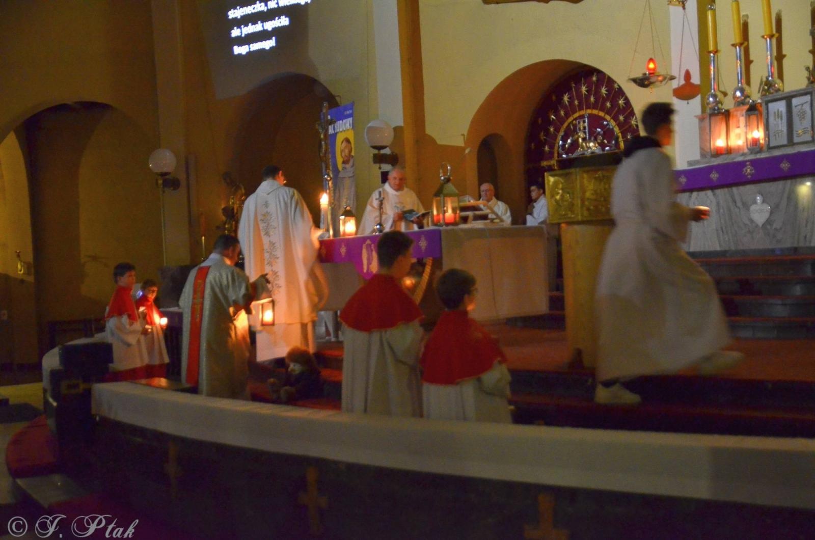 Zdjęcie w galerii na portalu naszraciborz.pl: Roraty w kościele pw. NSPJ w Raciborzu [FOTO] wiadomości z regionu
