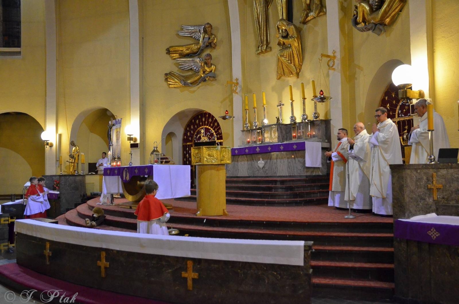 Zdjęcie w galerii na portalu naszraciborz.pl: Roraty w kościele pw. NSPJ w Raciborzu [FOTO] wiadomości z regionu