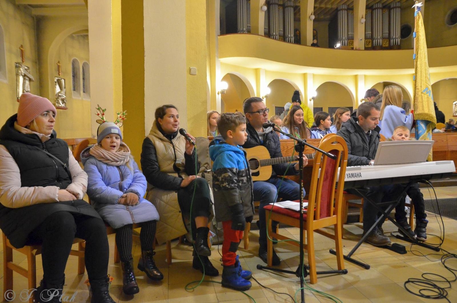 Zdjęcie w galerii na portalu naszraciborz.pl: Roraty w kościele pw. NSPJ w Raciborzu [FOTO] wiadomości z regionu