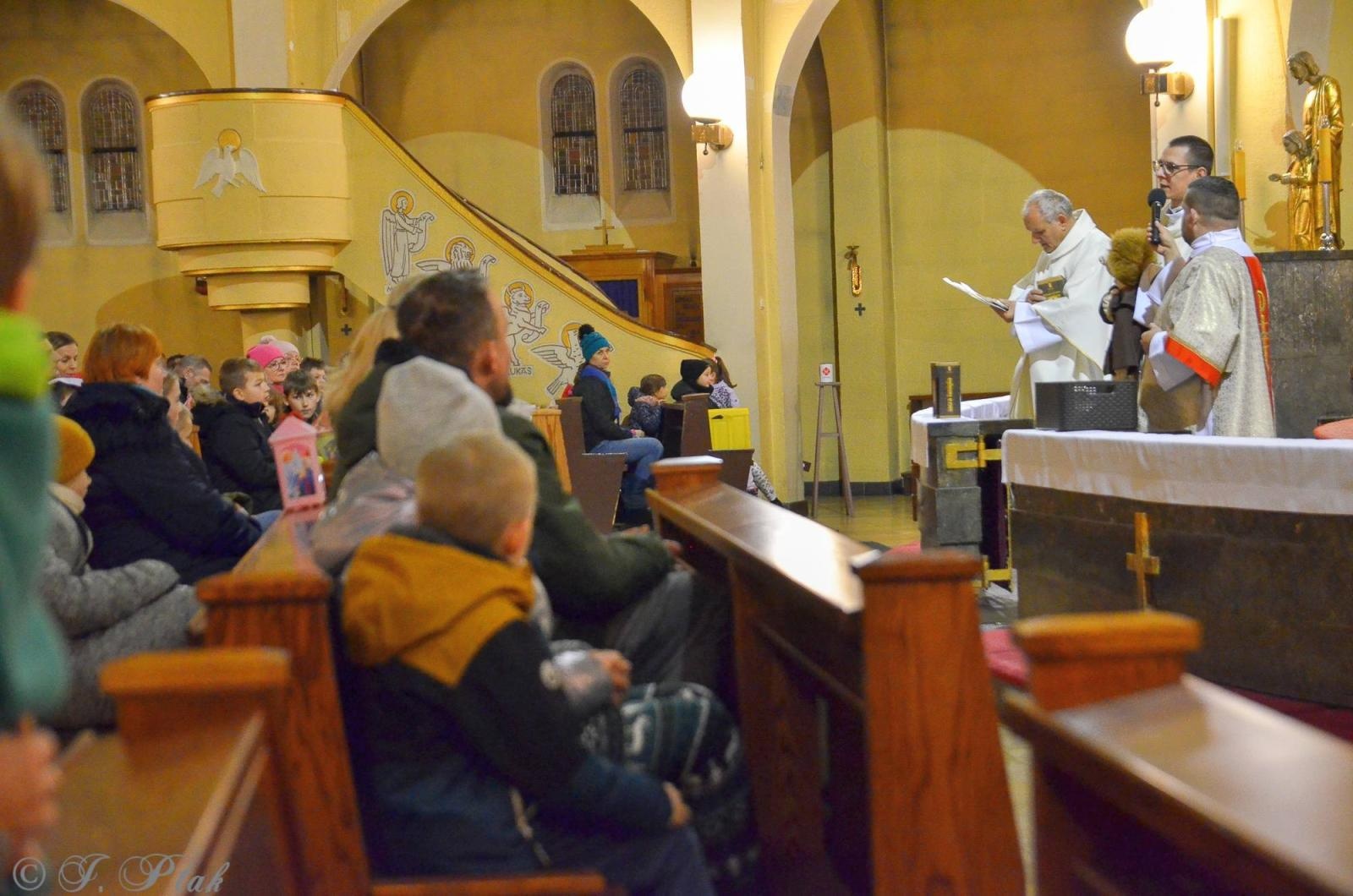Zdjęcie w galerii na portalu naszraciborz.pl: Roraty w kościele pw. NSPJ w Raciborzu [FOTO] wiadomości z regionu