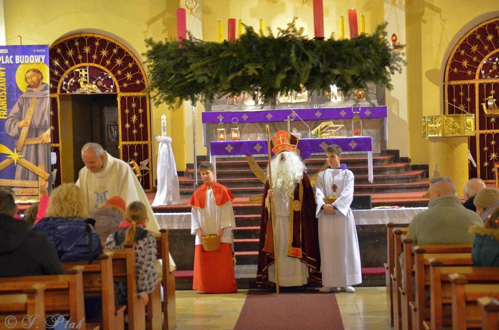 Zdjęcie w galerii na portalu naszraciborz.pl: Roraty w kościele pw. NSPJ w Raciborzu [FOTO] wiadomości z regionu