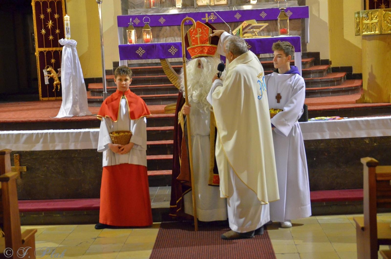 Zdjęcie w galerii na portalu naszraciborz.pl: Roraty w kościele pw. NSPJ w Raciborzu [FOTO] wiadomości z regionu