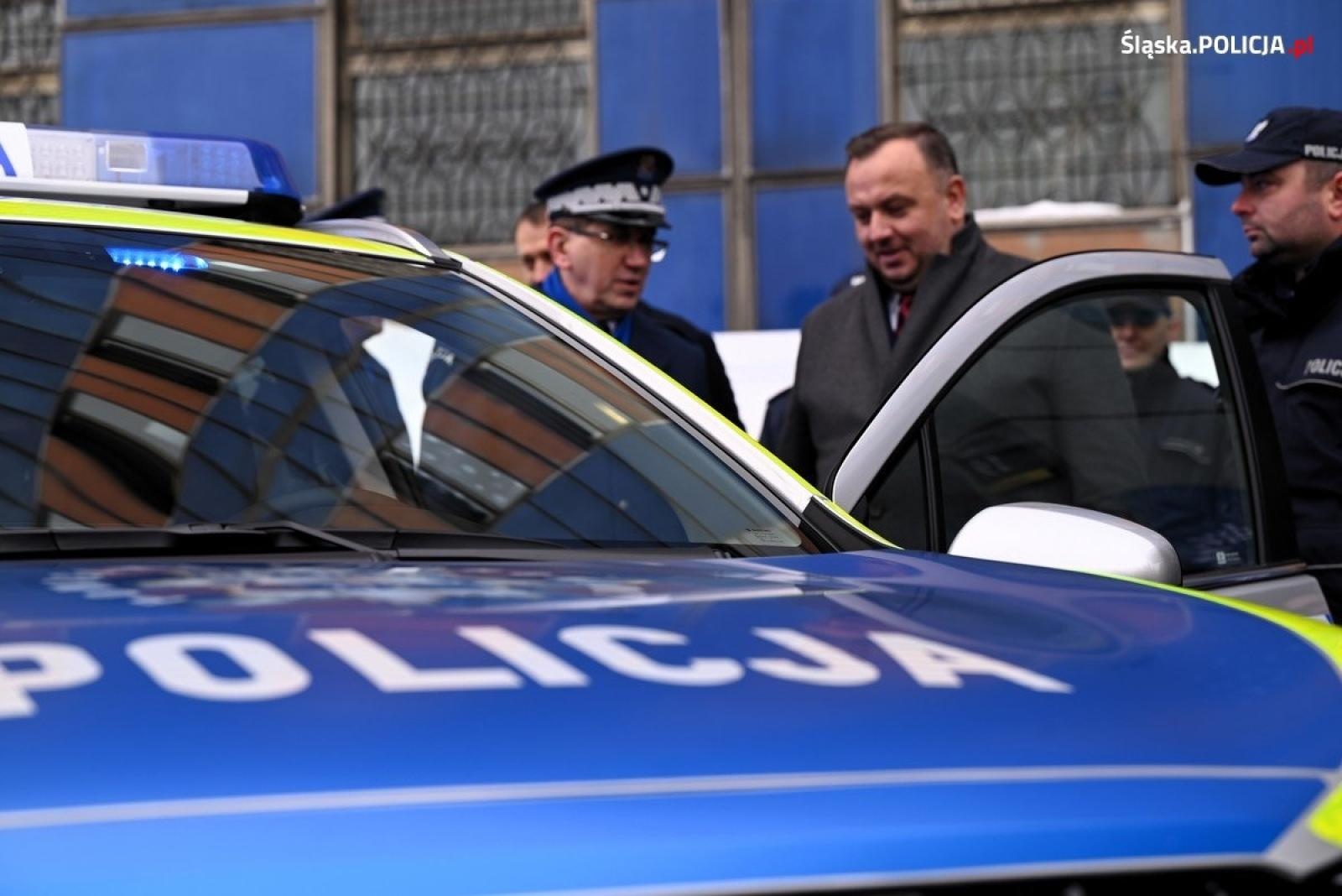 Zdjęcie w galerii na portalu naszraciborz.pl: Hybrydy dla śląskiej, w tym raciborskiej policji wiadomości z regionu