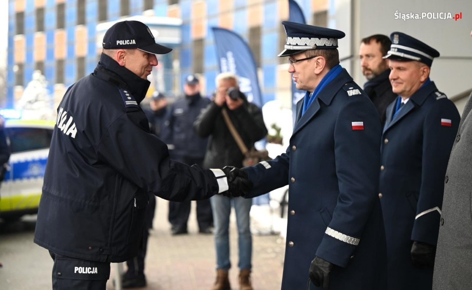 Zdjęcie w galerii na portalu naszraciborz.pl: Hybrydy dla śląskiej, w tym raciborskiej policji wiadomości z regionu