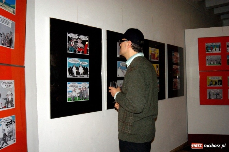 Zdjęcie w galerii na portalu naszraciborz.pl: Satyra z TVN-u w raciborskim Muzeum wiadomości z regionu