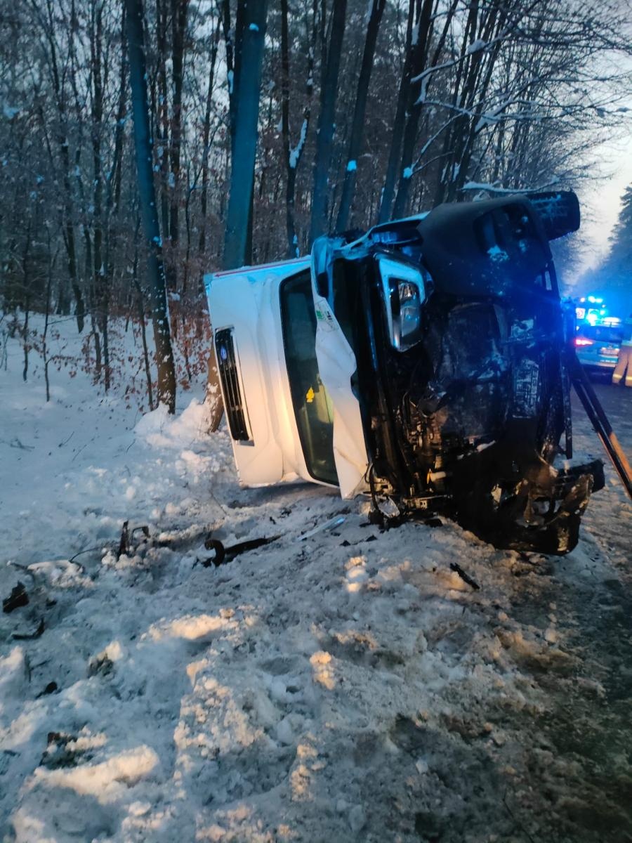 Zdjęcie w galerii na portalu naszraciborz.pl: Raport 998. Dachowanie dostawczaka po zderzeniu z jeleniem wiadomości z regionu