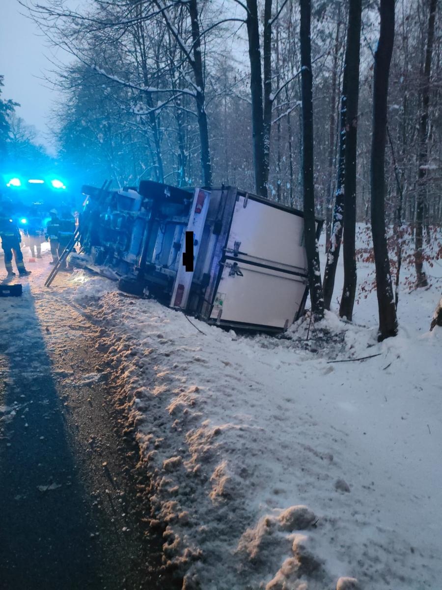 Zdjęcie w galerii na portalu naszraciborz.pl: Raport 998. Dachowanie dostawczaka po zderzeniu z jeleniem wiadomości z regionu