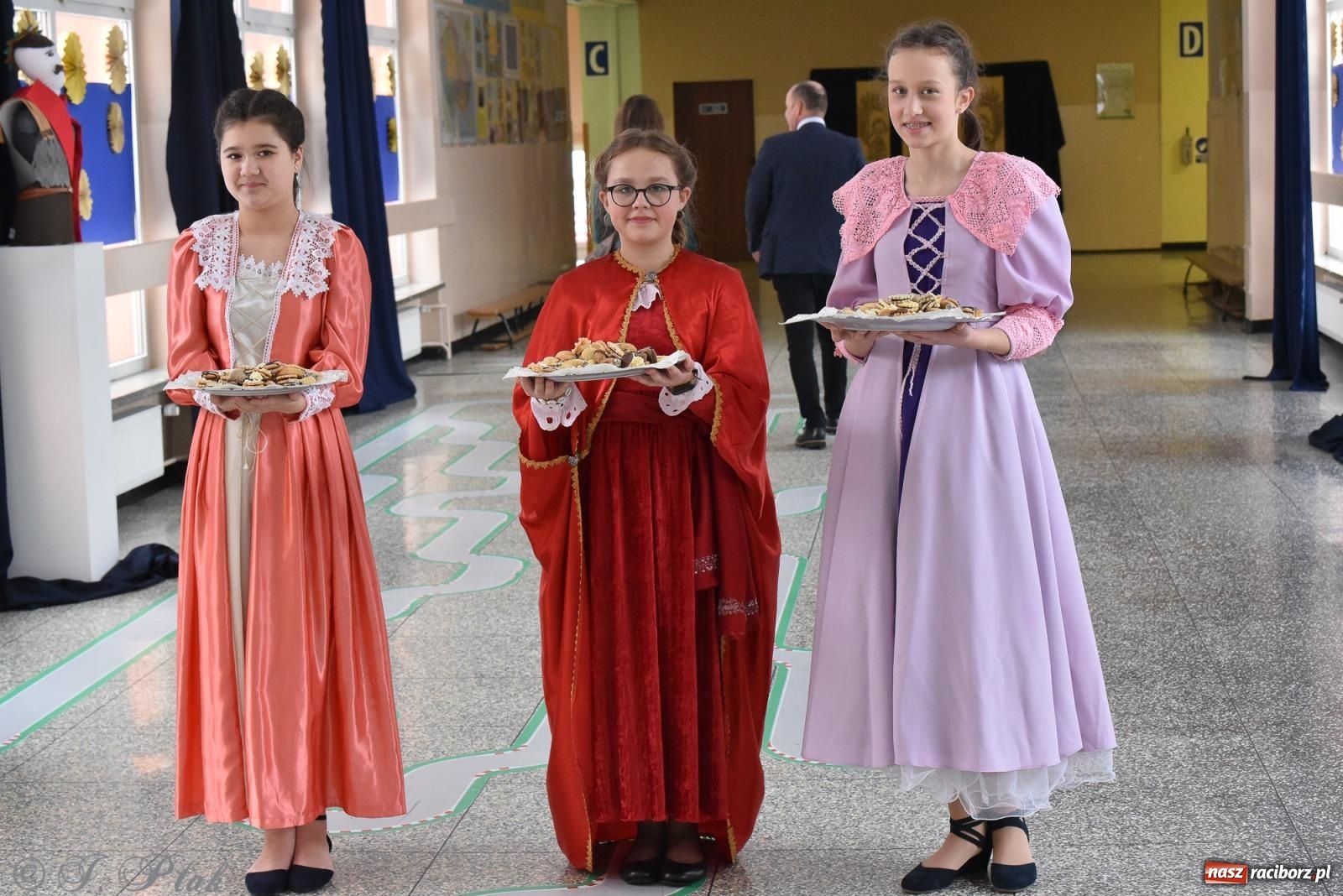 Zdjęcie w galerii na portalu naszraciborz.pl: Janek Górka zaśpiewał na urodzinach Piętnastki. Szkoła przy Słowackiego ma już 40 lat [FOTO i WIDEO] wiadomości z regionu