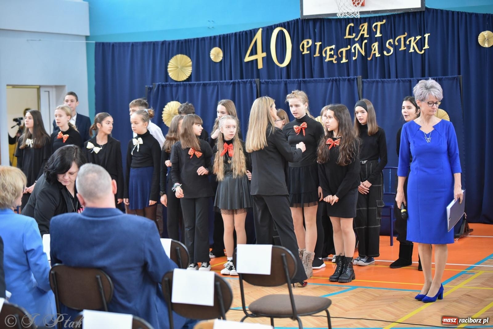 Zdjęcie w galerii na portalu naszraciborz.pl: Janek Górka zaśpiewał na urodzinach Piętnastki. Szkoła przy Słowackiego ma już 40 lat [FOTO i WIDEO] wiadomości z regionu