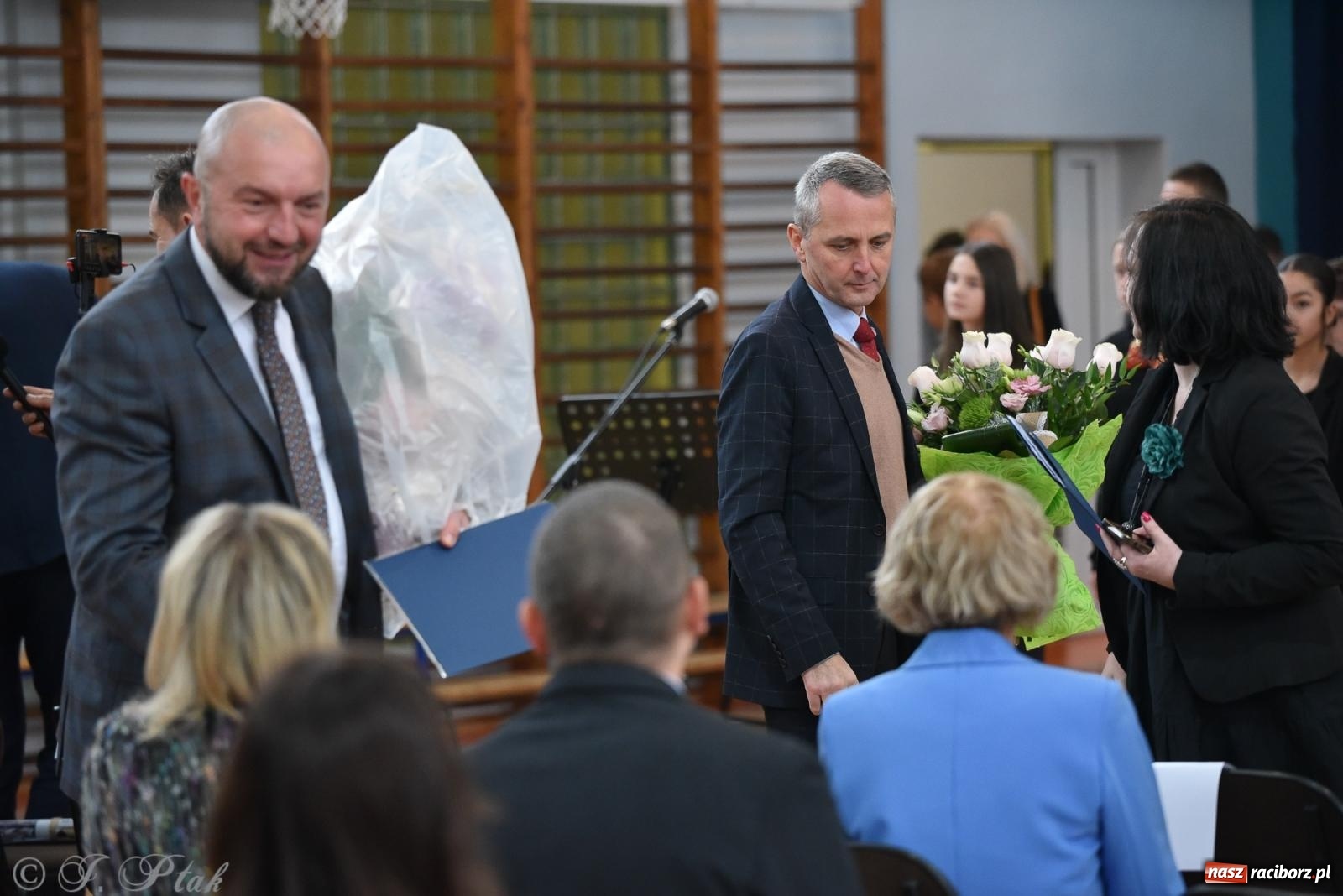 Zdjęcie w galerii na portalu naszraciborz.pl: Janek Górka zaśpiewał na urodzinach Piętnastki. Szkoła przy Słowackiego ma już 40 lat [FOTO i WIDEO] wiadomości z regionu