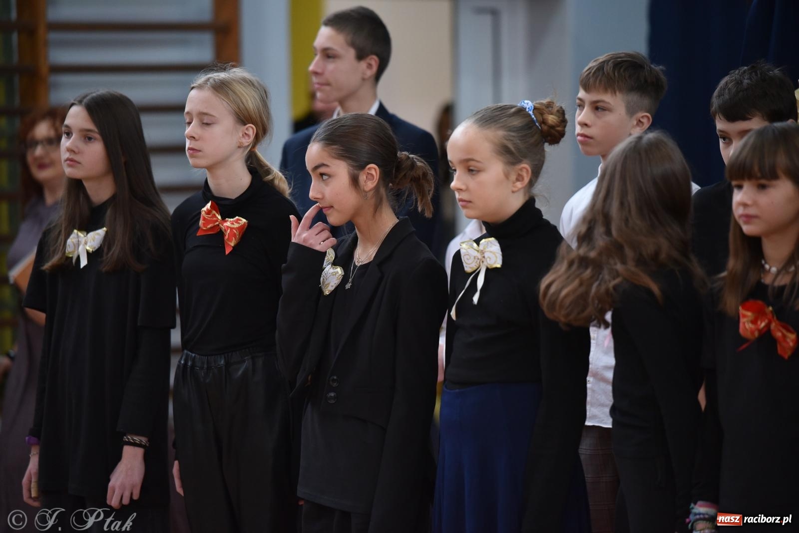 Zdjęcie w galerii na portalu naszraciborz.pl: Janek Górka zaśpiewał na urodzinach Piętnastki. Szkoła przy Słowackiego ma już 40 lat [FOTO i WIDEO] wiadomości z regionu