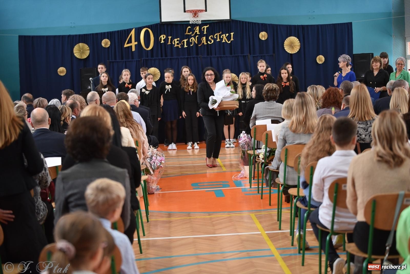Zdjęcie w galerii na portalu naszraciborz.pl: Janek Górka zaśpiewał na urodzinach Piętnastki. Szkoła przy Słowackiego ma już 40 lat [FOTO i WIDEO] wiadomości z regionu