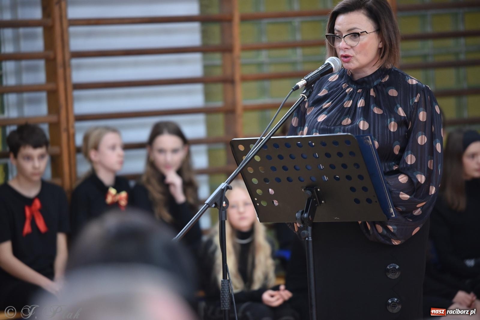 Zdjęcie w galerii na portalu naszraciborz.pl: Janek Górka zaśpiewał na urodzinach Piętnastki. Szkoła przy Słowackiego ma już 40 lat [FOTO i WIDEO] wiadomości z regionu