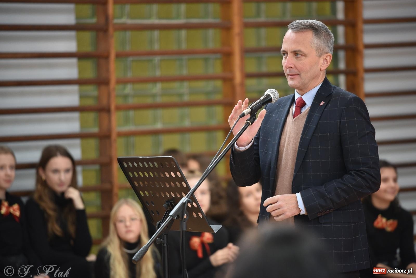 Zdjęcie w galerii na portalu naszraciborz.pl: Janek Górka zaśpiewał na urodzinach Piętnastki. Szkoła przy Słowackiego ma już 40 lat [FOTO i WIDEO] wiadomości z regionu